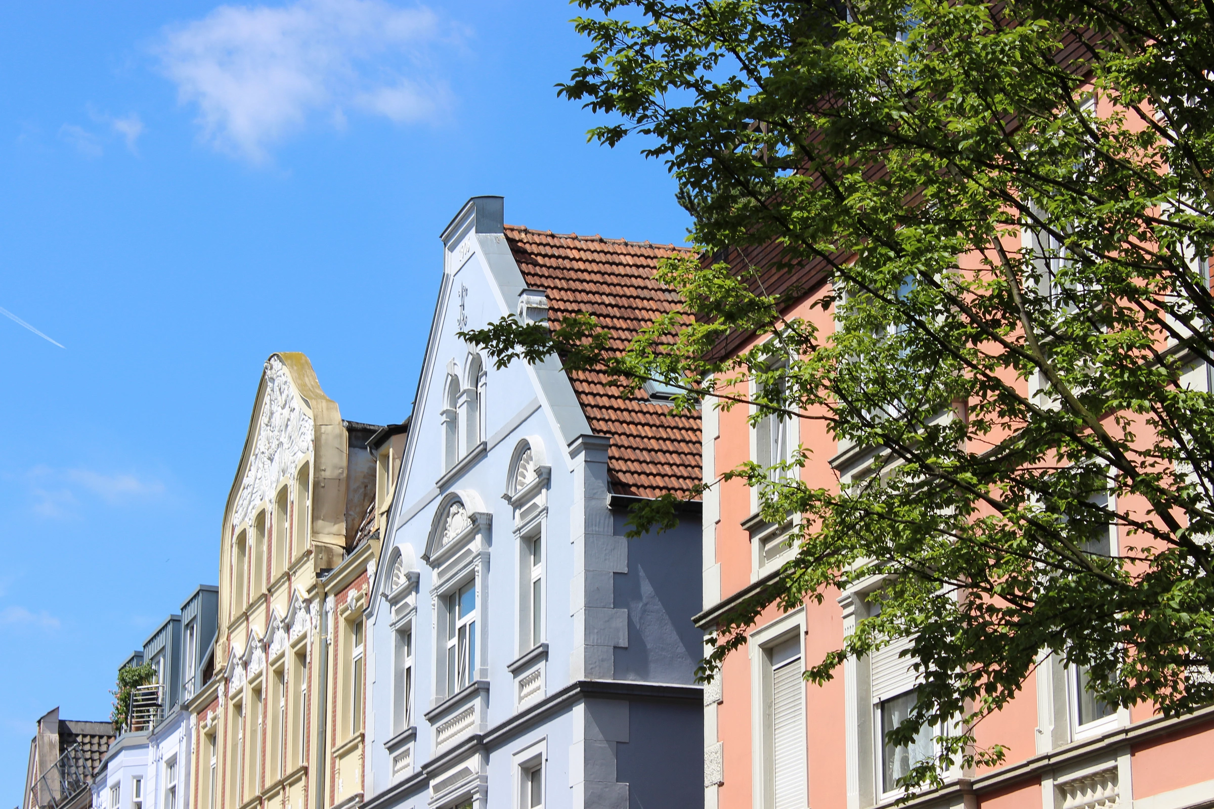 Bunte Altbaufassaden in einer Münsteraner Wohnstraße.